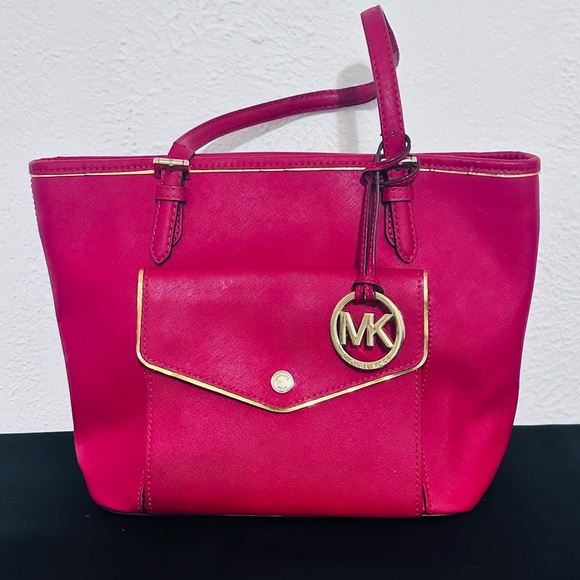 Michael Kors Handbags - Michael Kors Jet Set Snap Pocket Tote